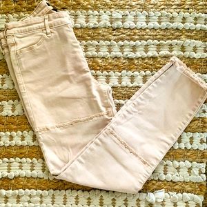 Abercrombie & Fitch W27-L26